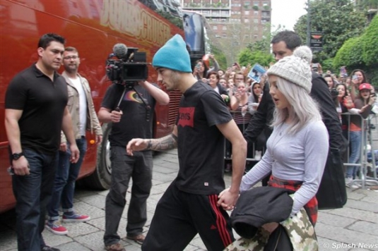 One Direction show them how to dance !